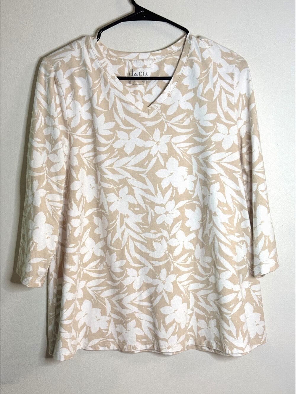 D & Co. women's top Tunic V-neck Small Tan and White